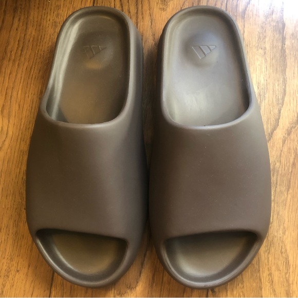 YEEZY SLIDE SIZE 12 BRAND NEW IN BOX DARK BROWN SOOT SANDAL BY ADIDAS - Picture 8 of 9